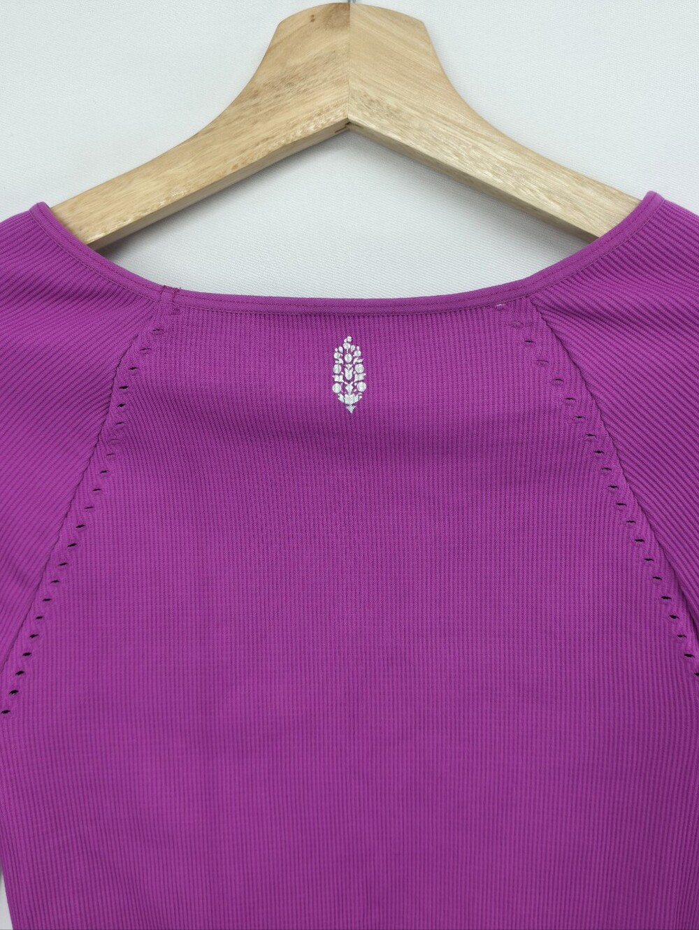 Free People Movement Cut It Out Top M/L Magenta Ribbed Crop Thumbhole USA - Picture 8 of 11